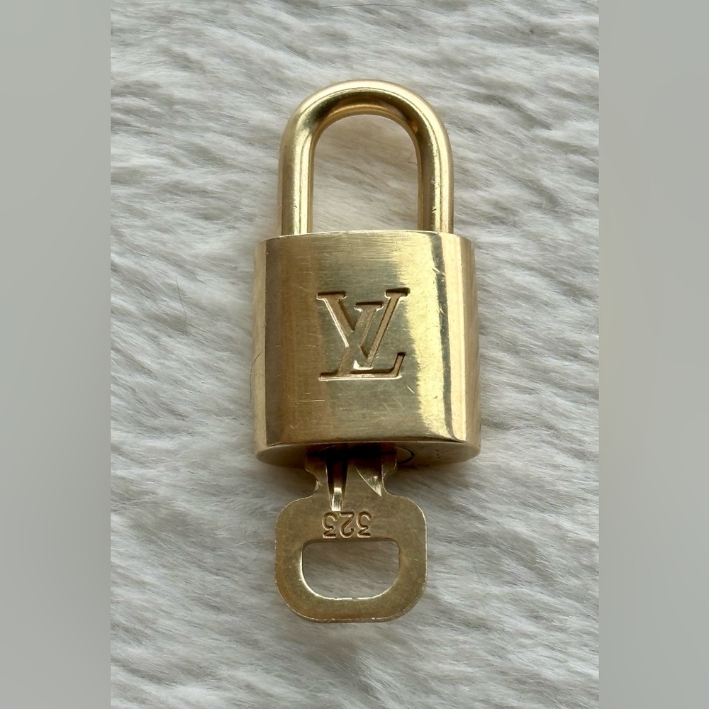 Louis Vuitton Gold Padlock with Key Charm 323 - Picture 2 of 9